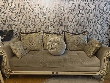 oyun kreslo: Klassik üslubda salon dəsti

- Tərkib: divan +2 kreslo — 1