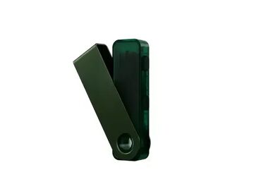 pekac za picu: Ledger Nano S PLUS Emerald Green – Čuvajte kriptovalute sa stilom i