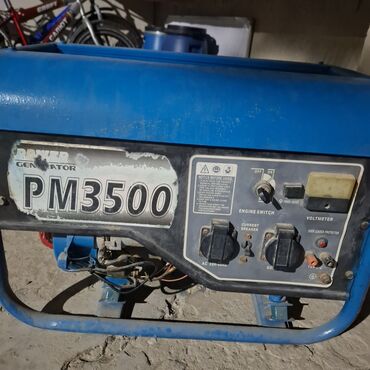 Taxta-şalban: Mavi rəngli, portativ PM3500 generatoru, elektrik enerjisi təminatı