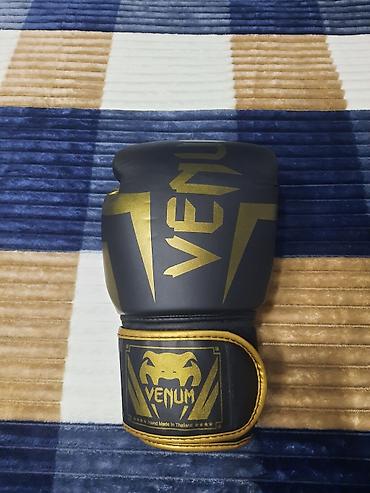 Venum boks əlcəkləri – qara və qızılı dizayn - Brend: Venum -