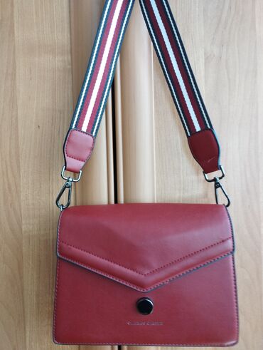 Çantalar: Çiyin çantası, Charles & Keith, Yeni