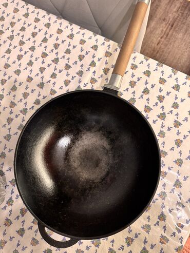 Наборы посуды: Продаю: 1. Сковорода-вок чугунная -1500(идеальное состояние) 2 — 3
