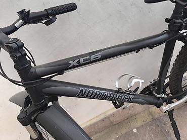 трек марлин 6: Northrock XC6 dağ velosipedi. Velosiped qara rəngdədir və şəhərdaxili — 4