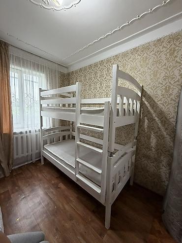 Кровати: Двухъярусная кровать из массива, белая. - Конструкция: два спальных — 1