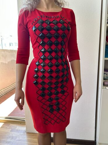 Ziyafət donları: S razmer 50Azn 1defe geyinilib baha alinib elaqe nomresi 077 593 4949