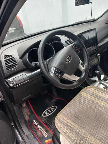 Kia: Kia Sorento – qara rəngli, tam ölçülü şəhər-kənd krossoveri. Xarici — 2