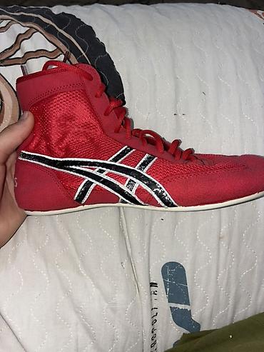 Şəxsi əşyalar: ASICS güləş ayaqqabısı - Rəng: qırmızı, qara-ağ ASICS zolaqları - Üst — 1