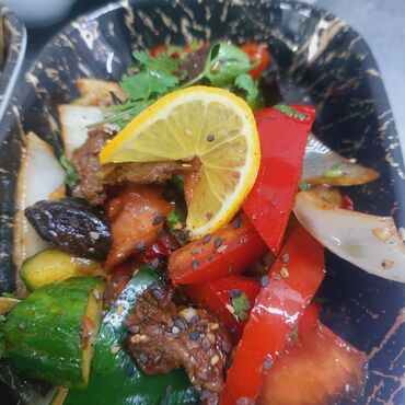 овес где можно купить: Блюдо стир-фрай с мясом, сладким перцем, цукини, луком и грибами