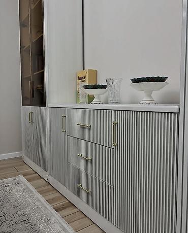 silver kitchen: Стенка-шкаф, Тип стенки-шкафа: Модульная, Для зала, Новый, Особенности: Для хранения посуды — 3