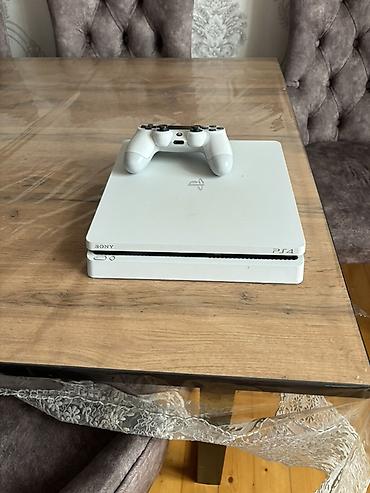 ps 3 cd: PlayStation 4 Slim (ağ rəng) - Rəsmidə olan ağ PS4 Slim konsolu - — 1