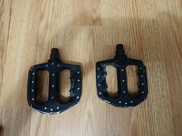 Velosiped ehtiyyat hissələri: Qara rəngdə, düzbucaqlı formalı velosiped pedalları. Pedal səthində