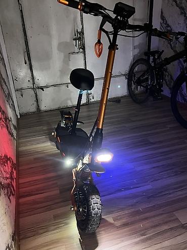electric guitar: Elektrik skuteri – off-road təkərlər və güclü işıqlandırma ilə - — 5