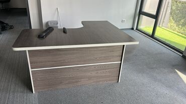 школьный стол и стул: Кеңсе үчүн үстөл, Жөндөлбөй турган, түсү - Күрөң, Бурчтуу, ЛДСП