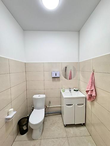 Продажа другой коммерческой недвижимости: 🏢 3-комнатное коммерческое помещение 68 м² 📍 район: Кок-Жар мкр — — 7