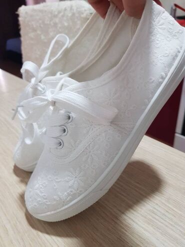 patike s: 36, color - White