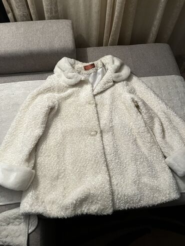 Kaputi: Beli damski kaput od boucle tkanine sa krznenim detaljima - — 1