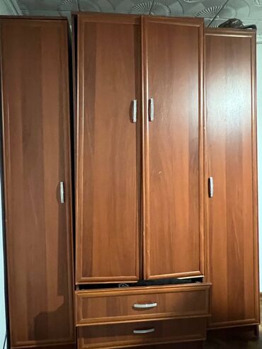 старый сервант: Кийим салуучу шкаф, Колдонулган, Түз, ЛДСП