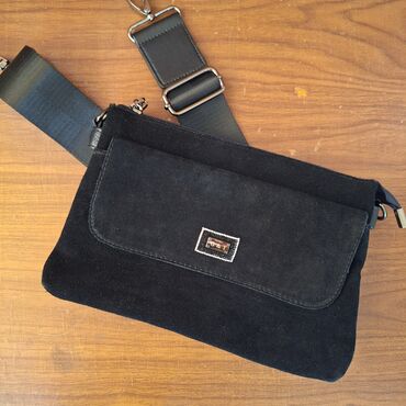 замшевая сумочка: Черная базовая замшевая сумочка отличного качества