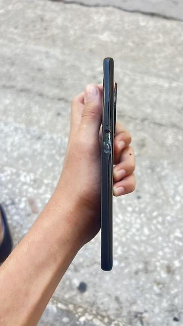 nokia 8000 4g: Telfon sade x9 du telfonda iki problem var ekranı işdiyir ama leke var — 4