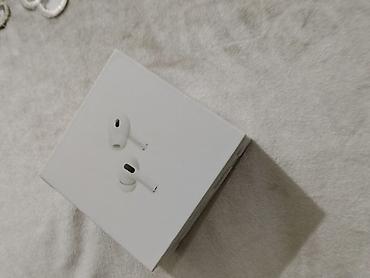 Bluetooth simsiz qulaqlıq, şarj qutusu ilə. Ağ rəngli, qulaq içi
