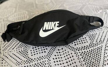 crni dugacki prsluk: Nike torbica, jednom nosena