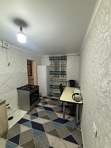 Посуточная аренда комнат: Сдаётся компактная студия с отдельным санузлом и кухонной зоной — 15