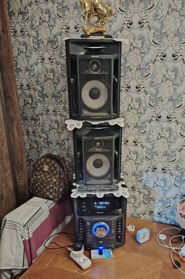 Musiqi mərkəzləri: SONY MARKASI. İşlək və keyfiyyətli məhsul. Dəyərindən aşağı satılır