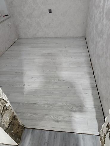 mdf material: Ağ rəngli interyer qapıları və açıq boz laminat döşəmə - Dizayn — 2