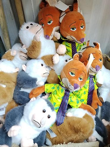 Мягкие игрушки персонажей мультфильмов: - Плюшевые лисы в яркой at lalafo.kg Мягкие игрушки персонажей мультфильмов: - Плюшевые лисы в яркой