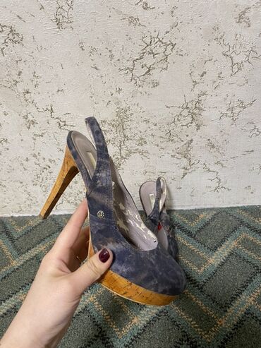 Туфли: Продаю винтажные женские туфли 👠 
Все по 300 сом
Все 38 размера — 7
