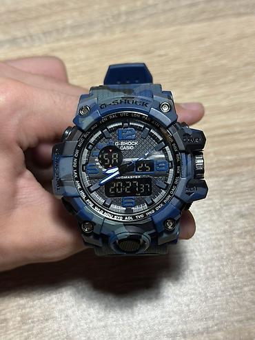 Casio G‑Shock saat – mavi kamuflyaj dizaynlı, analoq-rəqəmsal ekranlı
