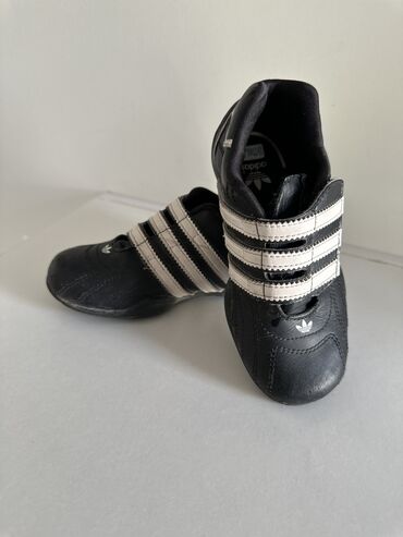 Детская обувь: Детские кроссовки Адидас оригинал 26 размер состояние хорошее 900 сом