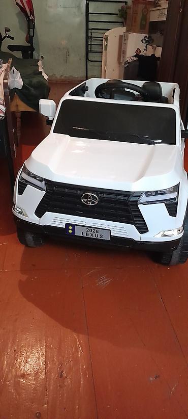 yayda gəzinti ucun araba: Uşaq üçün elektrikli minik maşını – “Lexus” üslubunda, ağ rəng — 1