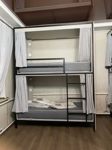 Двухъярусные детские кровати: Двухъярусная кровать с металлическим каркасом и серыми матрасами — 4