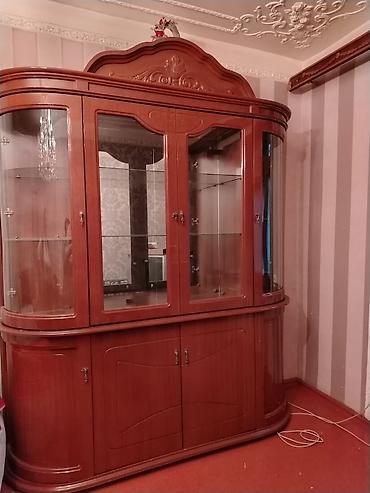 Klassik üslubda böyük vitrin-bufet - Material: taxta karkas, şüşə