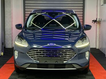 Ford: Plavi Ford Kuga, SUV model sa petoro vrata, opremljen je automatskim — 5