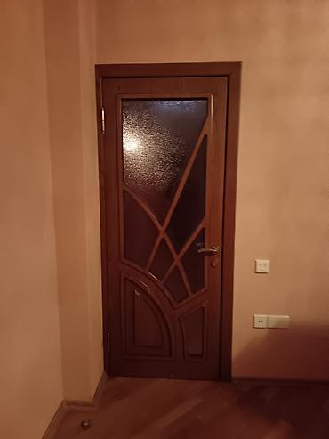 plasiq qapi: 4 ədəd şüşəli, 1 ədəd bağlı taxta qapı Çox az istifadə olunub. Təzə — 8
