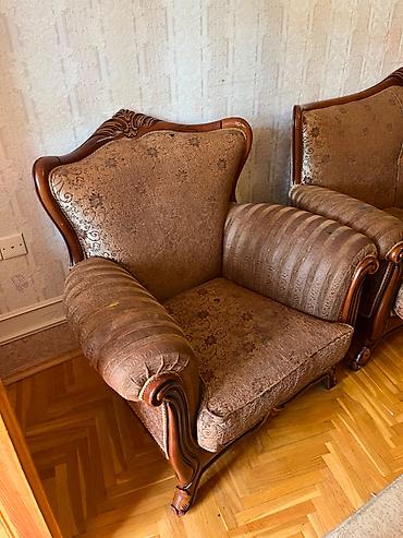 divan islenmis: Klassik üslublu yumşaq mebel dəsti Tərkibi: - 3 nəfərlik divan - 2 — 3