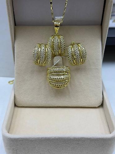 Наборы украшений: Наборы ювелирных украшений в подарочных боксах. Состав каждого — 3