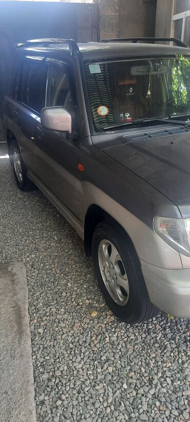 avto pec: Tünd boz rəngdə, damı olan Mitsubishi Pajero. Bu avtomobil gündəlik