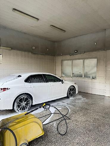 Toyota: Белый седан с просторным салоном, отделанным светлой кожей и тканью. В — 4