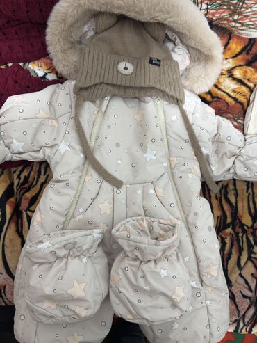 машинка для детей: Продаю комбинезон для девочки возраст от 6 мес до годика!! Шапочка в