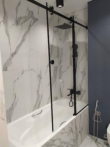 Душевые перегородки и ограждения: Душевая кабина, перегородка. душевая перегородка, закалённое стекло — 23