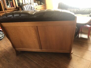 Sofe i kaučevi: Kožna dvosed fotelja sa drvenim ramom - Materijal sedenja/naslona — 4