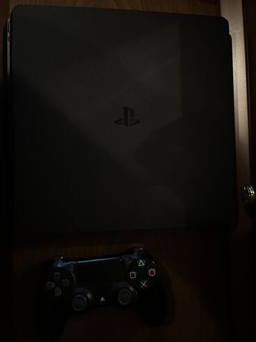 PS4 (Sony Playstation 4): Playstation 4 Ev sheraitinde islenib Playstation 4 slim 1 tb Barter