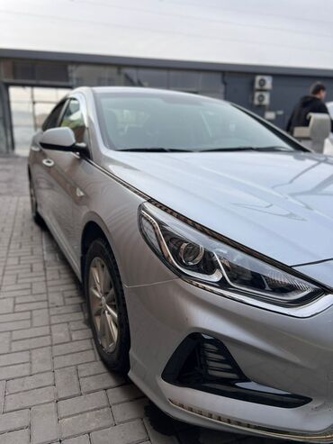 Hyundai: Автомобиль Hyundai Sonata серебристого цвета. Седан отличается