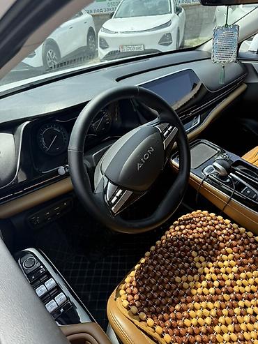byd e1: GAC Aion S — электрический седан белого цвета. Машина полный родной — 8