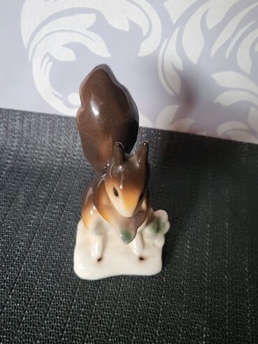 Ostali kućni dekor: Porcelanska nova figura veverice 70te. Figura nova sve na njoj je — 6