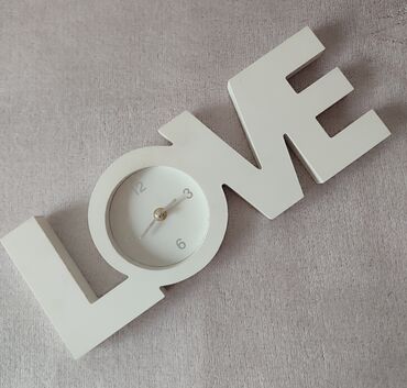 Satovi za kuću: Sat "Love" beli 

Drvo 

39×14.5 cm

Item, Barselona 

NOVO