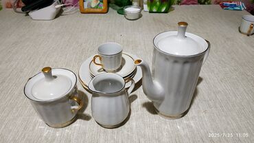 серебрянные ложки: Элегантный советский кофейный сервиз из белого фарфора, украшенный